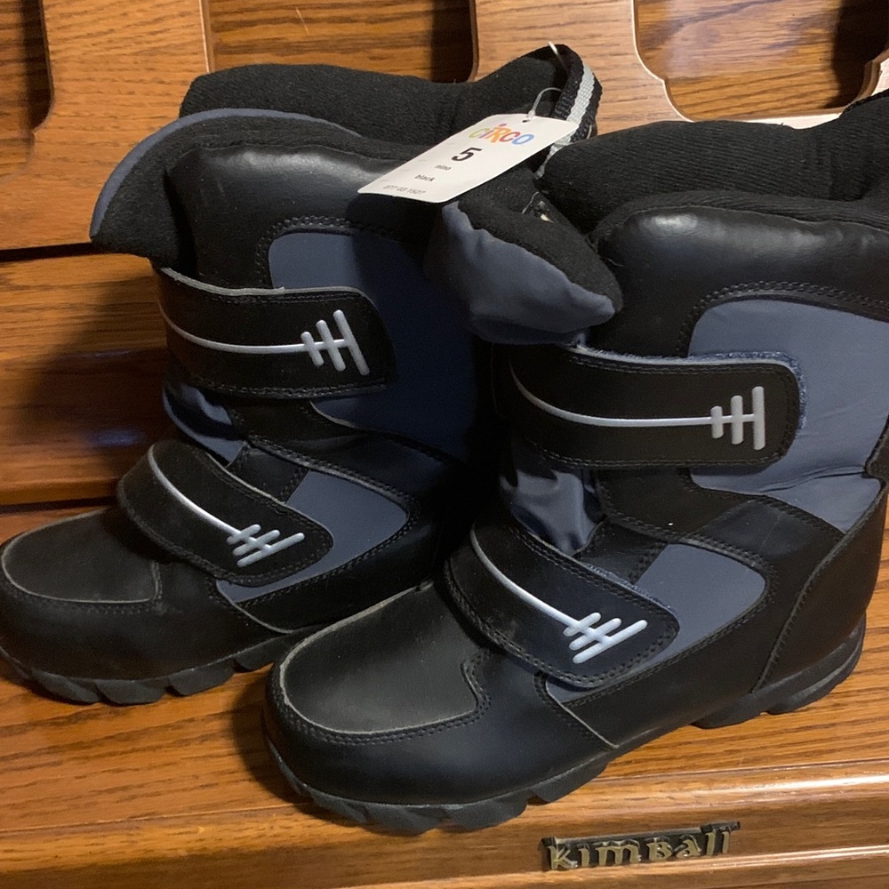 Circo Snow Boots black youth size 5